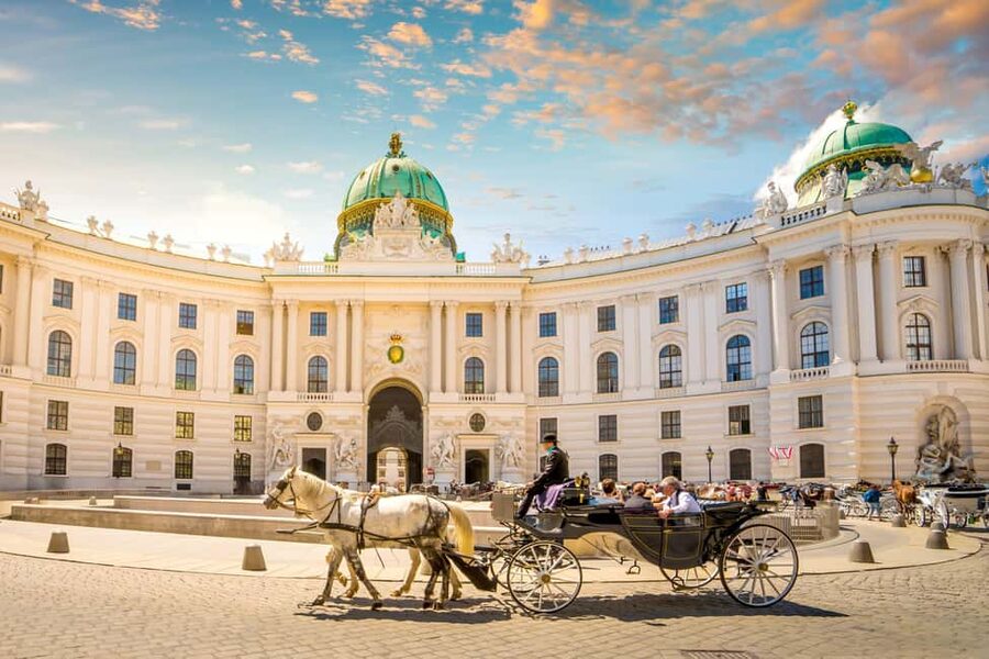 Vienna: Christmas Photoshoot with a Pro Photographer - Price and time: what $140 buys in one hour