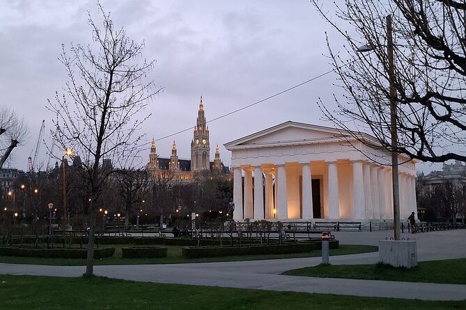 Vienna City Walk 3h - Unpacked & Hidden Places (DE/EN) - Pestsäule and Peterskirche: Rats, Death, Baroque Drama