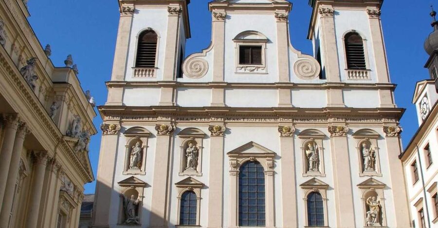 Vienna: Courtyards & Hidden Places Walking Tour - Palaces and old addresses: Palais Neupauer-Breuner and Deutsches Haus