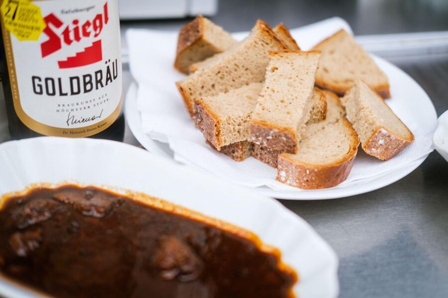 Vienna Food Tour: Dishes, Wine, Street Food & Culture - Guides and the Vienna vibe: Wiener gemütlichkeit in action