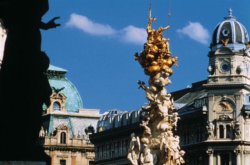 Vienna: Full-Day Private Tour including Schönbrunn Palace - Lunch where Viennese life happens, and what you pay for