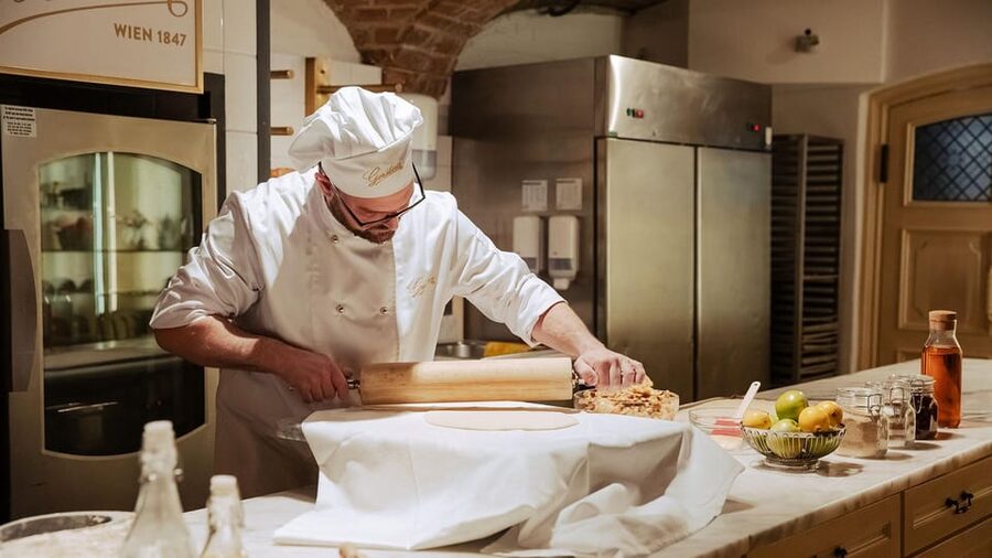 Vienna: Gerstner KuK Hofzuckerbäcker Baking Show & Tasting - Finding the bakery and getting seated without stress