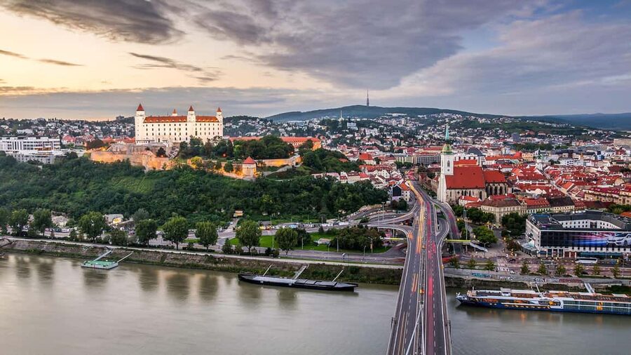 Vienna: Guided Bratislava & Devín Castle Tour via Hainburg - Key things I’d plan around