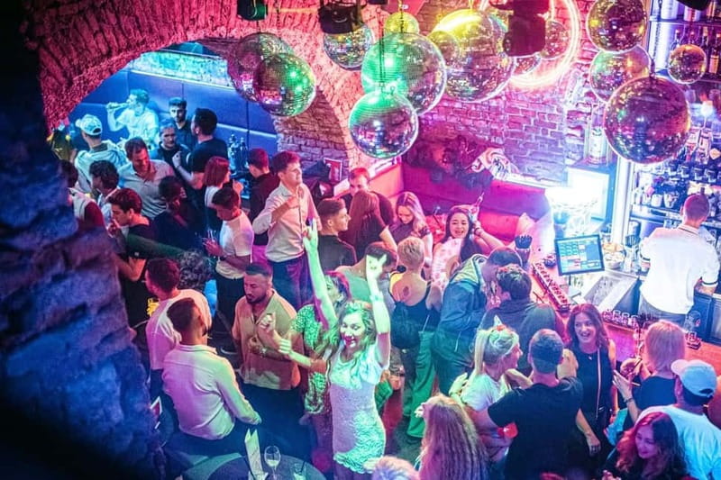 Vienna: Guided Pub Crawl with Club Entry - Dick Mack’s Irish Pub, your easy meeting start near U-bahn lines