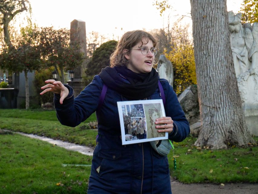 Vienna: Guided Walking Tour of the Central Cemetery - Finding Tor 2 and getting your bearings with the overview map