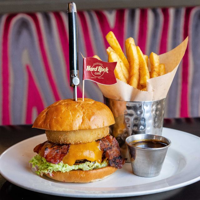 Vienna: Hard Rock Cafe with Set Menu for Lunch or Dinner - The Room, the Memorabilia, and the Live Music Space