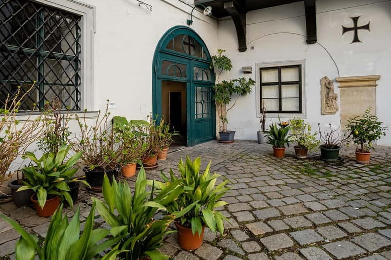 Vienna: Hidden courtyards Guided walking tour - Key Courtyard Moments You Should Know