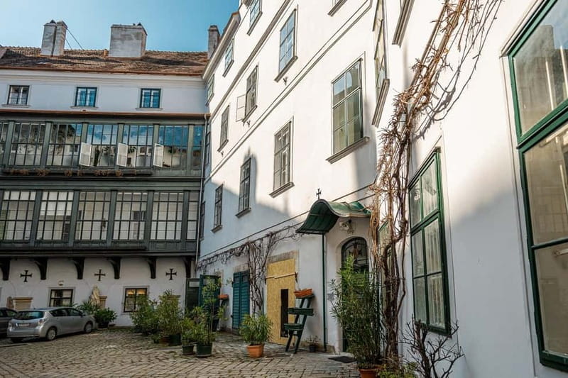 Vienna: Hidden courtyards Guided walking tour - What Hidden Courtyards Actually Feel Like
