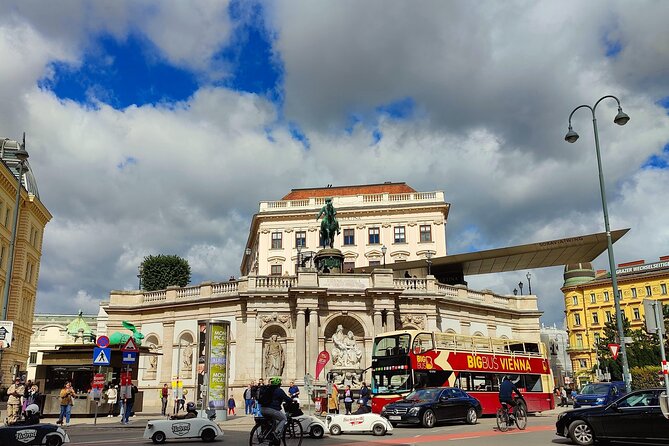 Vienna Highlight Tour - yue walk - Stallburg Lipizzanners and the Hofmusikkapelle court-music world