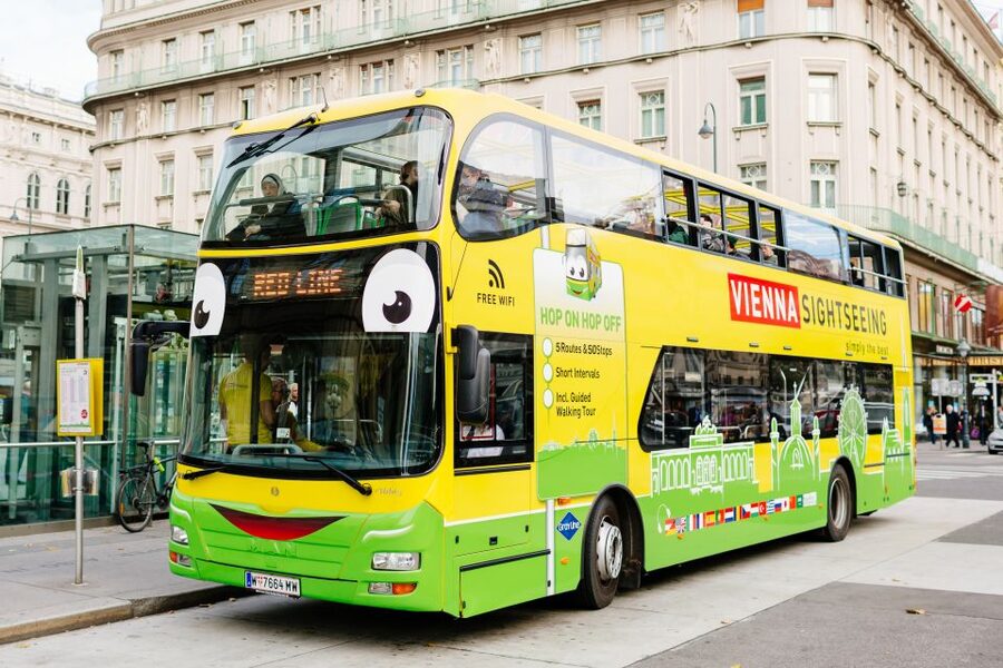 Vienna: Hop-On Hop-Off Sightseeing Bus Tour in 19 Languages - Yellow Line to Schönbrunn and Belvedere (90 minutes) for palace day planning