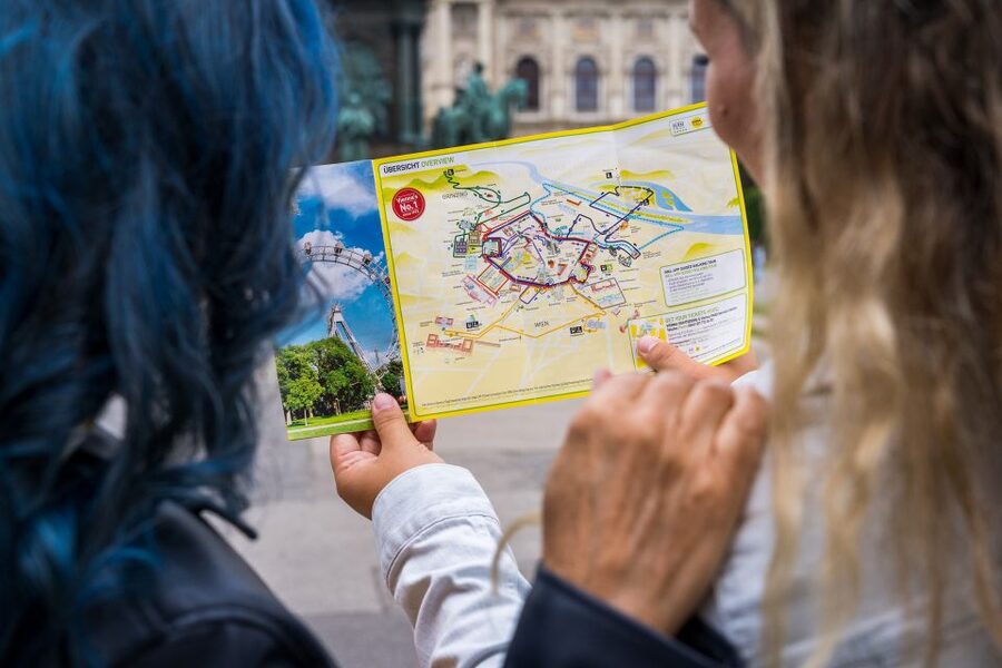 Vienna: Hop-On Hop-Off Sightseeing Bus Tour in 19 Languages - Green Line in summer for Grinzing and Cobenzl panoramic views