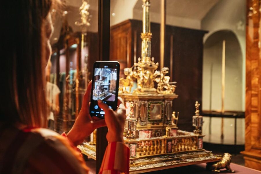 Vienna: Imperial Treasury in the Hofburg Palace - Small group with optional guide help: making the info click