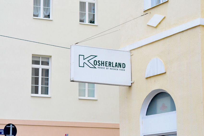 Vienna: Jewish Life in Leopoldstadt 2-Hour Walking Tour - Starting outside U2 Taborstraße, a 2-hour walk with a clear rhythm
