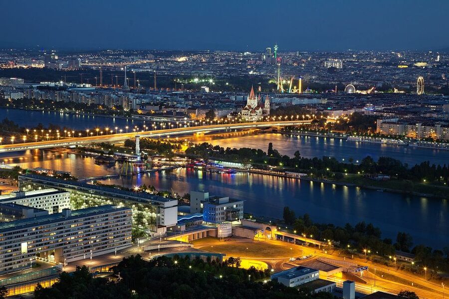 Vienna: Panoramic Night Tour by Bus - Starting at the Vienna State Opera, and Finding the Right Bus