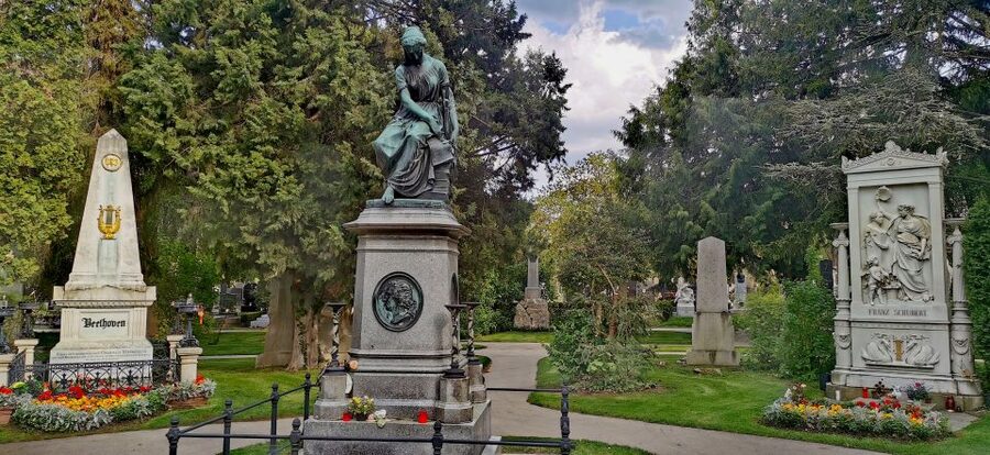 Vienna: Private Walking Tour of the Central Cemetery - Finding the 2nd gate: the practical start that sets the tone