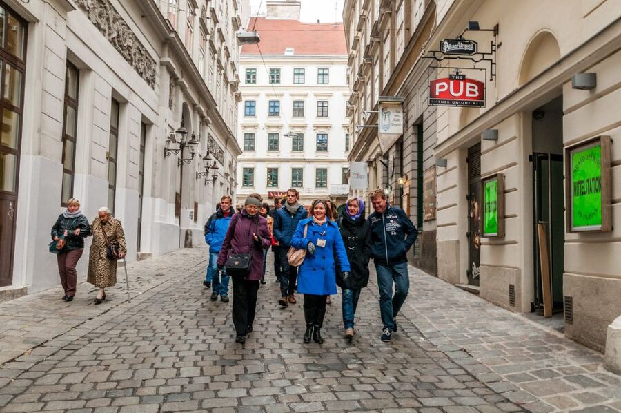 Vienna: Romantic Old Town 2-Hour Discovery Tour - Narrow streets and back courtyards: the Vienna you feel in your lungs