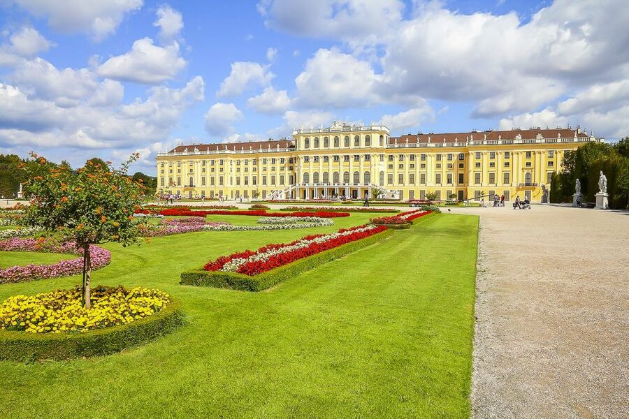 Vienna: Schönbrunn Palace & Gardens Skip-the-Line Tour - Meeting at Ehrenhof Fountain, green umbrella, and getting oriented