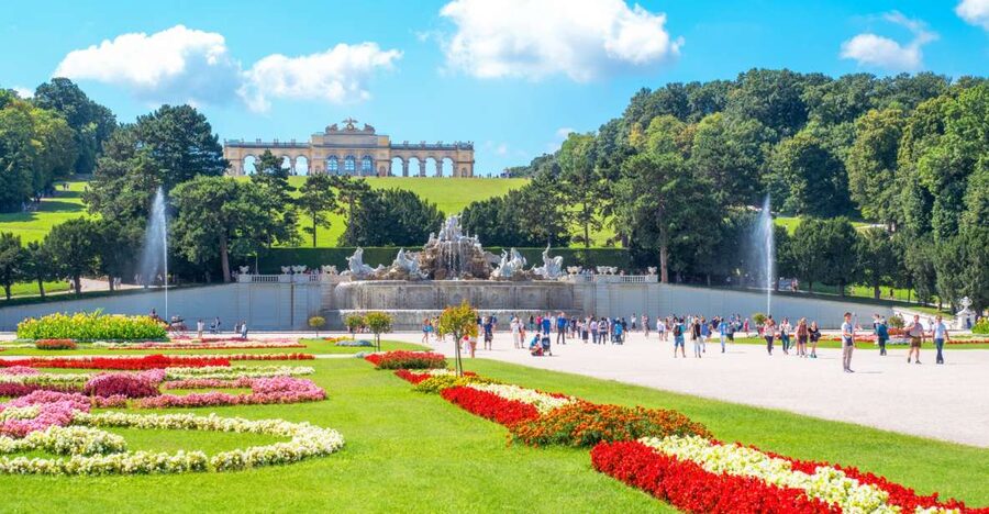Vienna: Skip-the-Line Schönbrunn Palace & Gardens Tour - How the guide style changes the whole palace experience