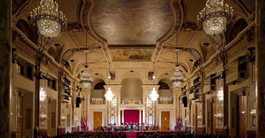 Vienna: Strauss and Mozart Concert at Hofburg Palace - Entering the Hofburg: Heldenplatz and the main entrance