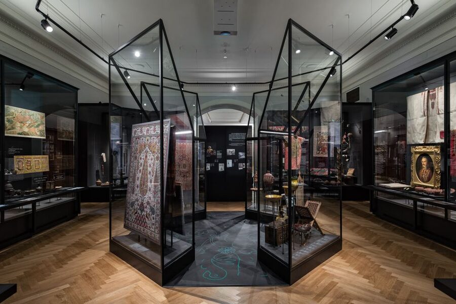 Vienna: Ticket to the Weltmuseum - The pillar hall: the museum’s heart, and your best orientation tool
