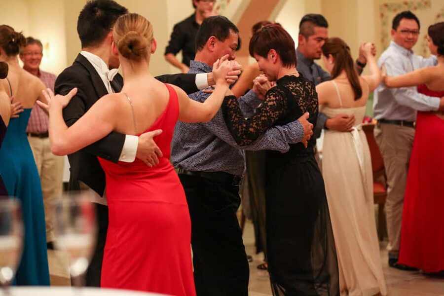 Vienna: Viennese Waltz Beginner Workshop for Couples - The class flow: from posture to partner waltzing in 50 minutes