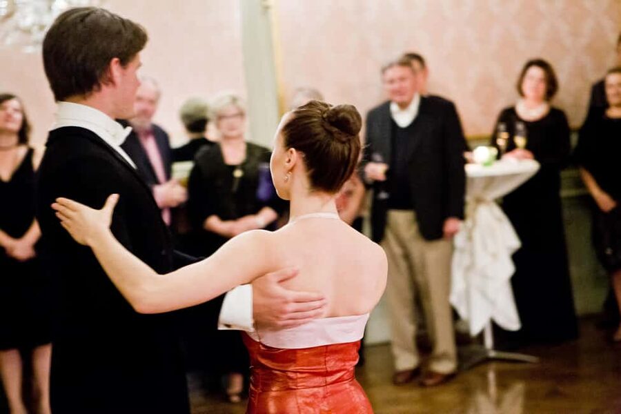 Vienna: Viennese Waltz Beginner Workshop for Couples - Meet Aga Bohun and get your bearings fast