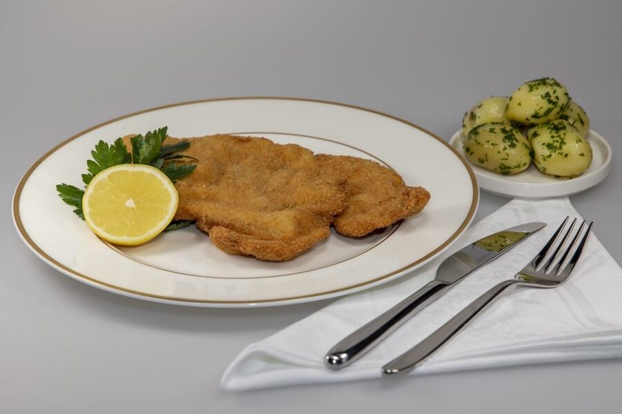 Vienna: Wiener Schnitzel and Strudel Cooking Class - Drinks at the table: what’s included and why it works