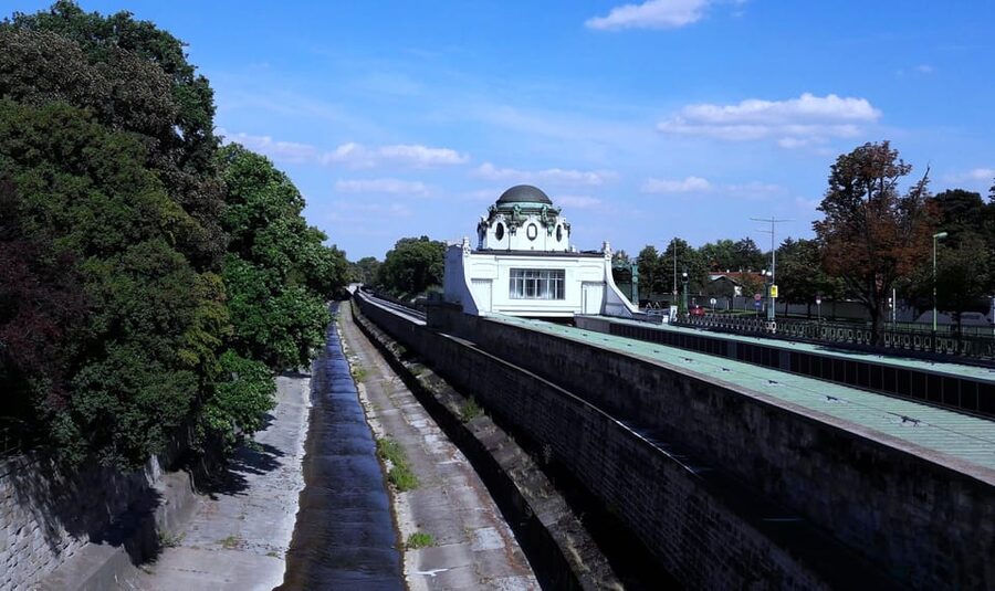 Wien: Tours with locals by public transport & walking - Where you start, and how the tour stays organized